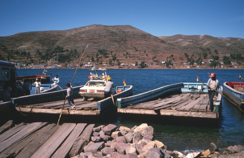 Fähre über eine Engstelle des Titicaca-Sees
